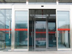 說一說如何避免玻璃自動門玻璃破（pò）碎傷人